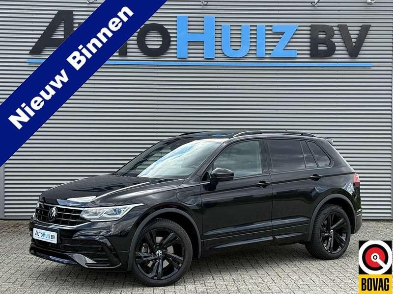 Zwart Gebruikt 2023 VW Tiguan Style SUV | € 43.990 - Afbeelding 1/4