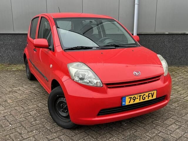 Occasion Daihatsu Sirion 69 PK (50 kW) 2006 Rood Hatchback