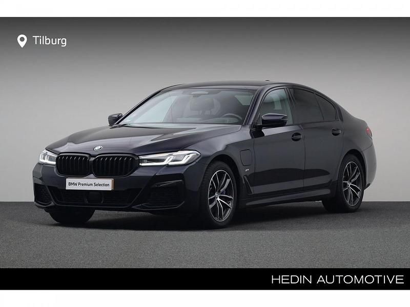 M carbonschwarz metallic (zwart metallic) Gebruikt 2021 BMW 530e Comfort Edition Sedan | € 41.880 (Iets duurder) - Afbeelding 1/4
