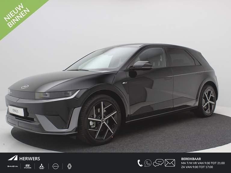 Abyss black metallic (a2b) Occasion 2025 Hyundai Ioniq 5 Edition SUV | € 49.985 - Afbeelding 1/4