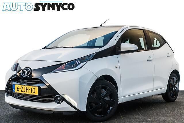 Wit (metallic) Occasion 2014 Toyota Aygo X-play Hatchback | € 6.750 (Eerlijke prijs) - Afbeelding 1/4