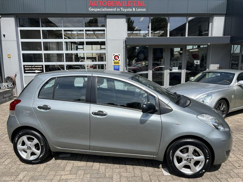 Grijs, metallic lak Gebruikt 2010 Toyota Yaris Cool Hatchback | € 6.950 (Duur) - Afbeelding 1/4