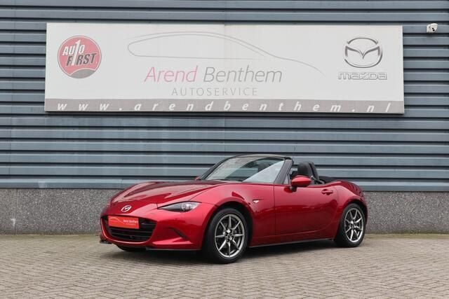 Soul red crystal (donker rood metallic) Gebruikt 2023 Mazda MX5 Luxury Cabriolet | € 34.450 (Iets duurder) - Afbeelding 1/4