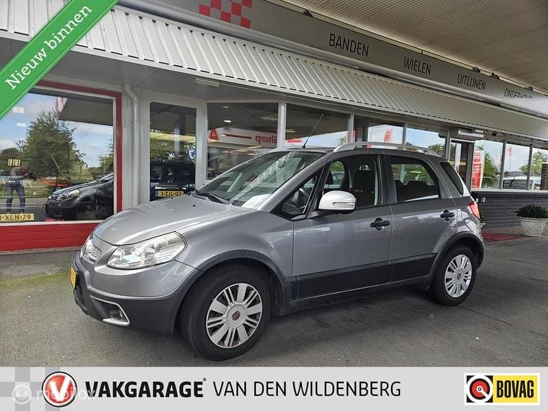 Grijs Gebruikt 2012 Fiat Sedici SUV | € 5.950 (Eerlijke prijs) - Afbeelding 1/4