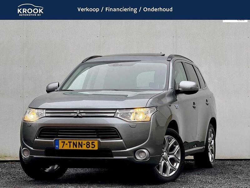Grijs (metallic) Occasion 2014 Mitsubishi Outlander P-HEV Instyle SUV | € 9.900 (Eerlijke prijs) - Afbeelding 1/4
