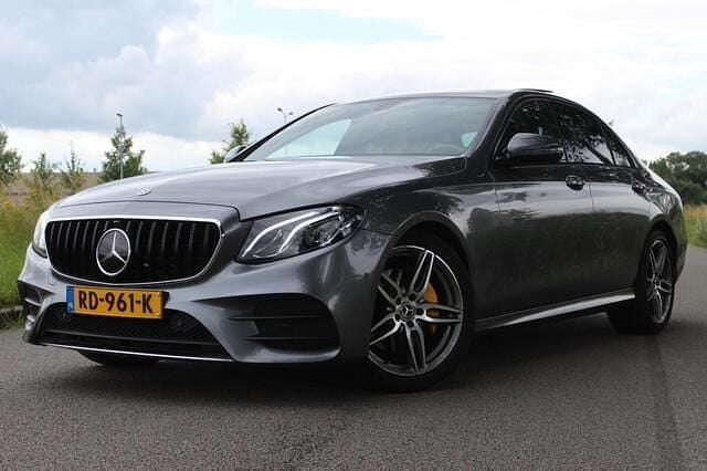 Grijs Gebruikt 2017 Mercedes E200 Business Sedan | € 22.900 (Duur) - Afbeelding 1/4