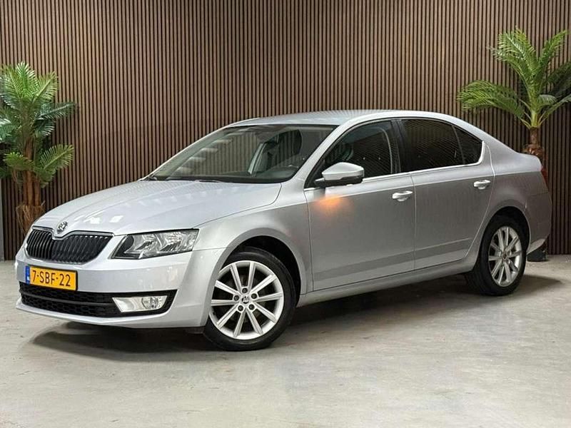 Grijs Gebruikt 2013 Skoda Octavia Hatchback | € 5.750 (Eerlijke prijs) - Afbeelding 1/4