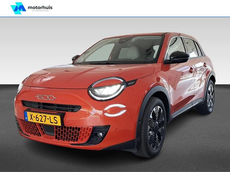 Oranje Gebruikt 2023 Fiat 600 SUV | € 26.940 (Iets duurder) - Afbeelding 1/4