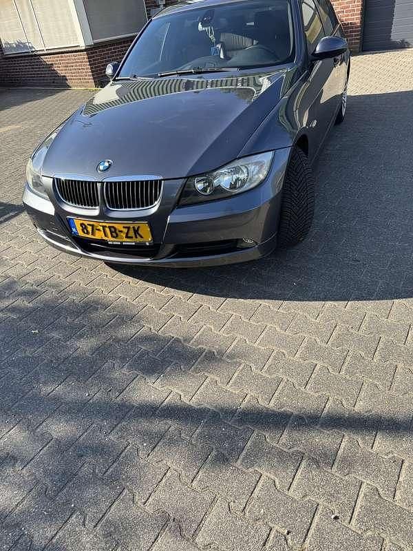 Grijs Gebruikt 2006 BMW 320 Sedan | € 4.123 (Eerlijke prijs) - Afbeelding 1/4