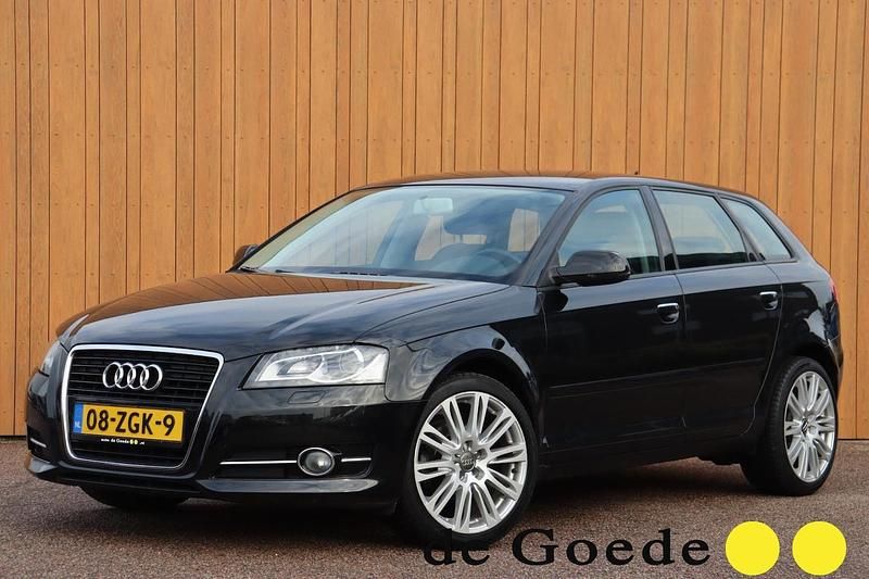 Zwart (metallic) Occasion 2012 Audi A3 Sportback Attraction Hatchback | € 7.940 (Eerlijke prijs) - Afbeelding 1/4