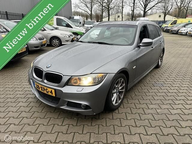 Grijs Occasion 2012 BMW 318 M Sport Stationwagen | € 3.950 (Super prijs) - Afbeelding 1/4