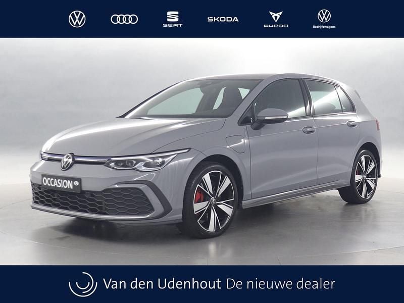 Grijs Gebruikt 2022 VW Golf VIII GTE Hatchback | € 30.740 (Eerlijke prijs) - Afbeelding 1/4