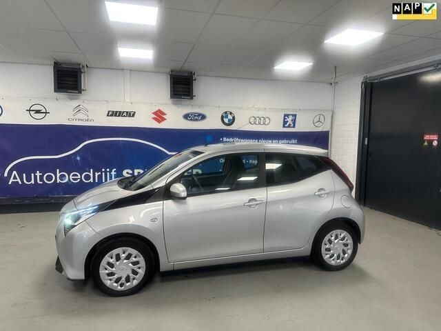 Grijs Gebruikt 2019 Toyota Aygo X-play Hatchback | € 9.999 (Goede deal) - Afbeelding 1/4