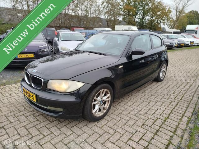 Zwart Gebruikt 2010 BMW 118 Hatchback | € 2.199 (Eerlijke prijs) - Afbeelding 1/4