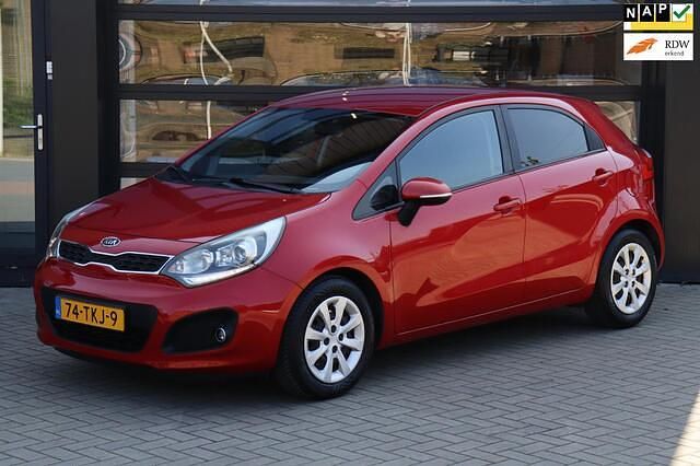 Rood Gebruikt 2012 Kia Rio Comfort Hatchback | € 7.495 (Eerlijke prijs) - Afbeelding 1/4