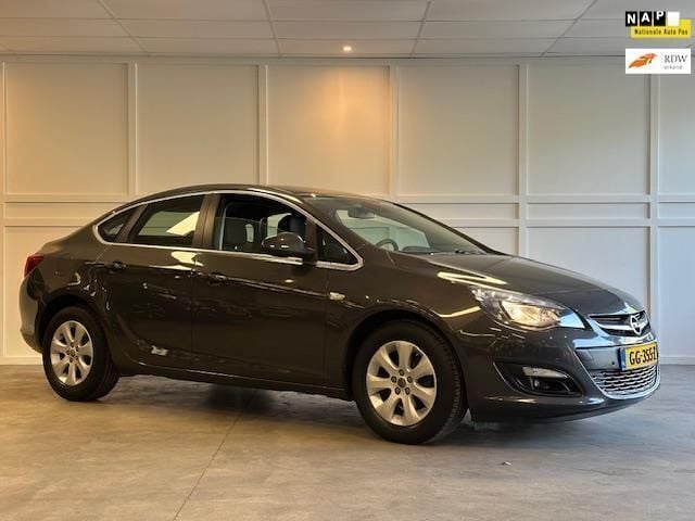 Grijs, metallic lak Gebruikt 2015 Opel Astra Sedan | € 11.250 (Eerlijke prijs) - Afbeelding 1/4