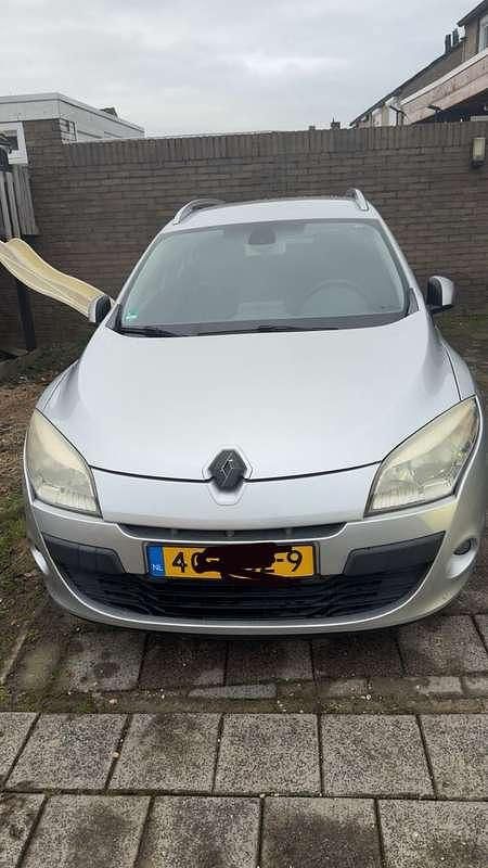 Grijs Occasion 2009 Renault Mégane GrandTour Dynamique Stationwagen | € 2.300 (Eerlijke prijs) - Afbeelding 1/4