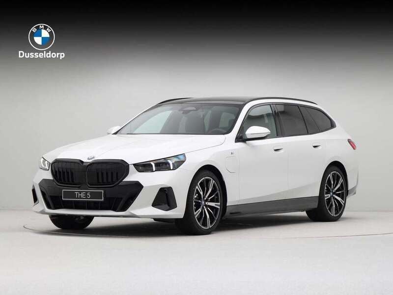 Wit Nieuw 2025 BMW 530e Comfort Edition Stationwagen | € 83.157 (Super prijs) - Afbeelding 1/4