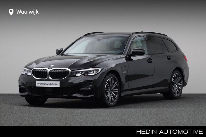 Zwart Gebruikt 2022 BMW 330e Stationwagen | € 39.880 (Iets duurder) - Afbeelding 1/4