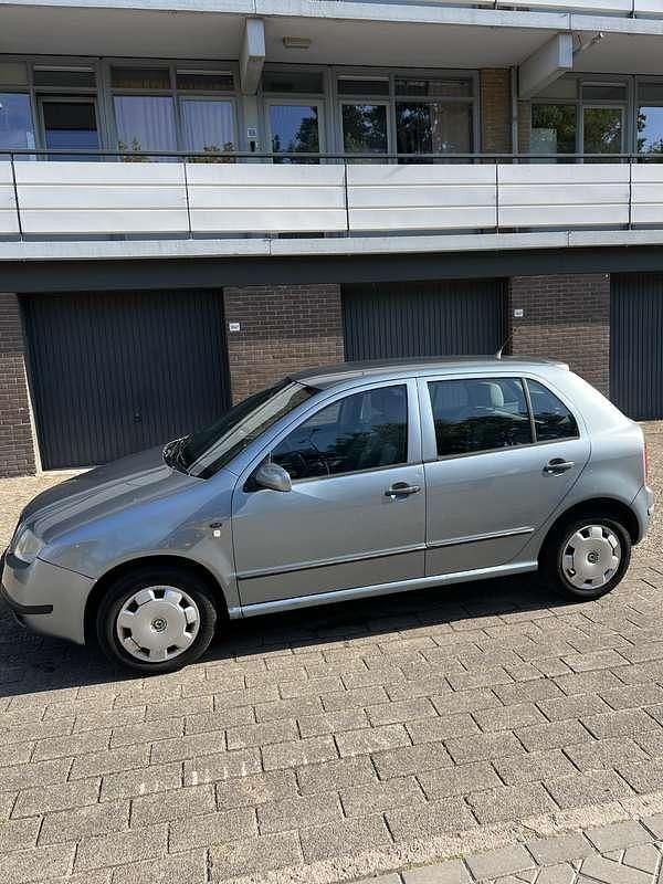 Grijs Gebruikt 2002 Skoda Fabia Sedan | € 1.200 (Eerlijke prijs) - Afbeelding 1/4