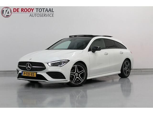 Wit (metallic) Occasion 2022 Mercedes CLA180 Shooting Brake AMG line Stationwagen | € 27.800 (Goede deal) - Afbeelding 1/4