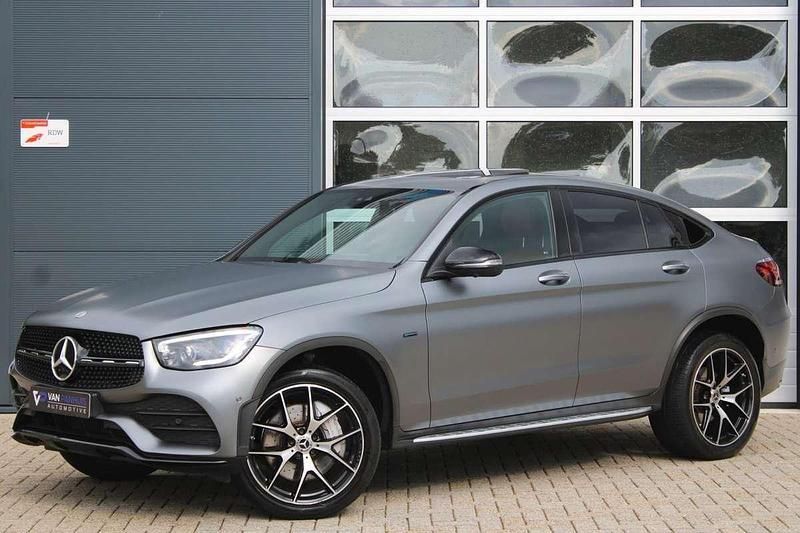 Grijs Gebruikt 2020 Mercedes GLC300e AMG Coupé | € 42.900 (Eerlijke prijs) - Afbeelding 1/4
