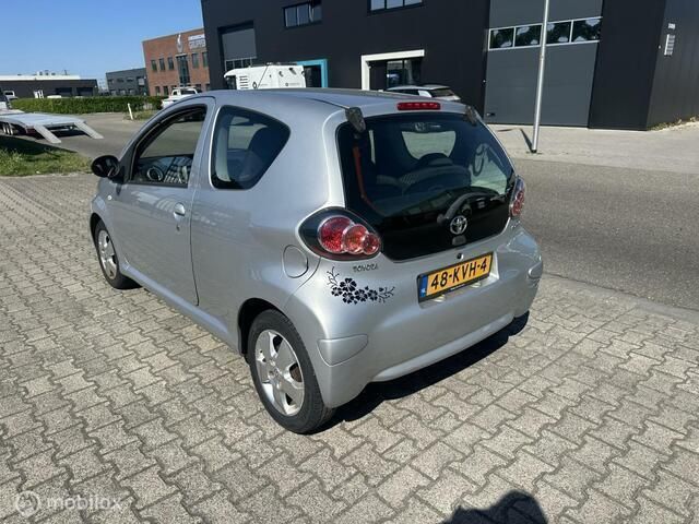 Occasion Toyota Aygo Sport 68 PK (50 kW) 2006 Grijs Hatchback