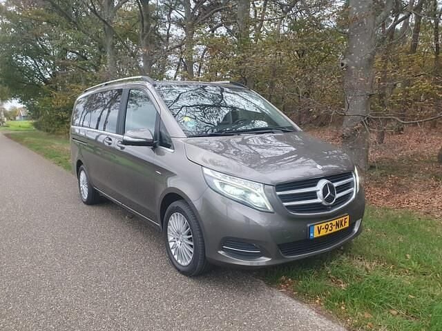 Grijs (metallic) Gebruikt 2015 Mercedes V250 MPV | € 34.950 (Goede deal) - Afbeelding 1/4