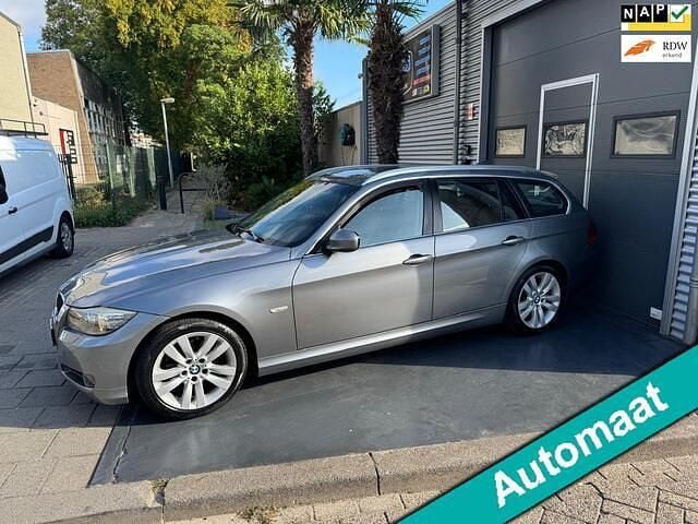 Grijs Gebruikt 2012 BMW 318 Luxury Line Stationwagen | € 6.449 (Super prijs) - Afbeelding 1/4