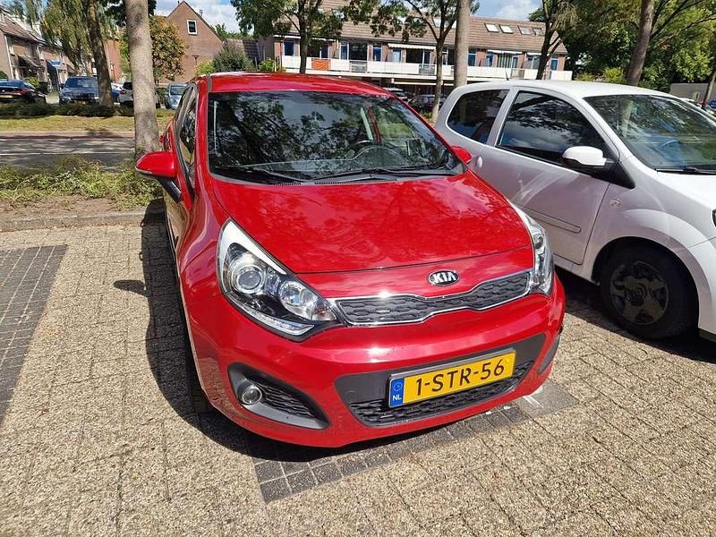Rood Gebruikt 2013 Kia Rio Hatchback | € 5.000 (Super prijs) - Afbeelding 1/4