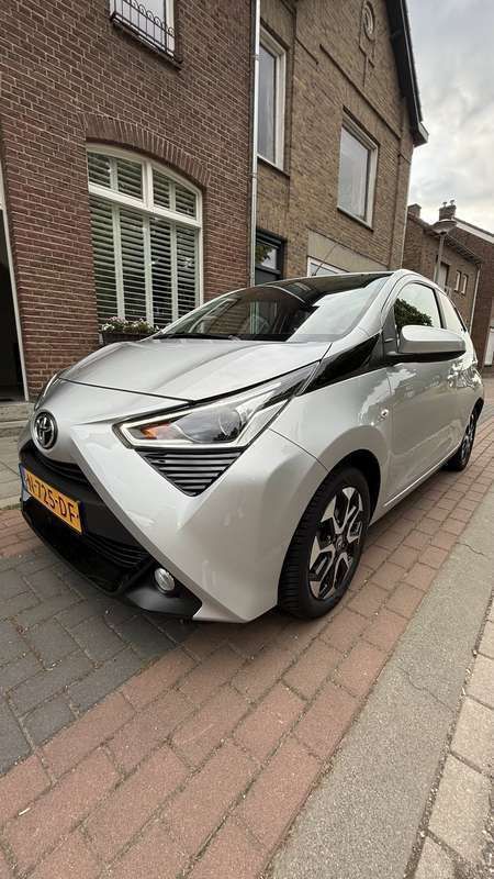 Grijs Gebruikt 2021 Toyota Aygo Hatchback | € 10.000 (Goede deal) - Afbeelding 1/4