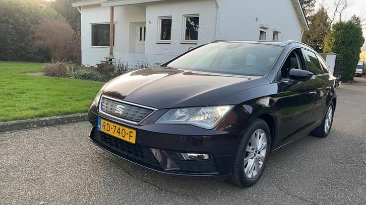 Paars (metallic) Occasion 2017 Seat Leon ST Stationwagen | € 7.950 (Iets duurder) - Afbeelding 1/4