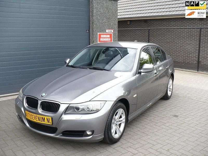 Grijs (metallic) Gebruikt 2010 BMW 318 Sedan | € 6.750 (Iets duurder) - Afbeelding 1/4