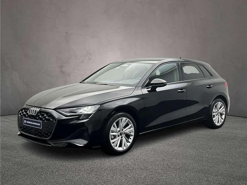 Zwart Nieuw 2025 Audi A3 Sportback Proline Hatchback | € 34.950 (Super prijs) - Afbeelding 1/4