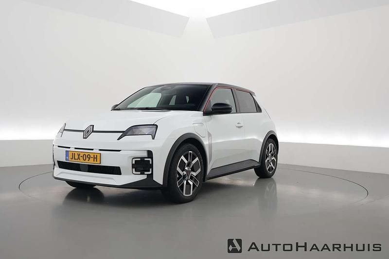 Wit (metallic) Nieuw 2025 Renault R5 Iconic Hatchback | € 32.900 (Eerlijke prijs) - Afbeelding 1/3