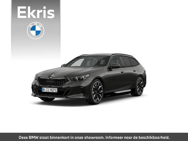 Grijs, metallic lak Gebruikt 2025 BMW 530e M Sport Stationwagen | € 87.900 - Afbeelding 1/4