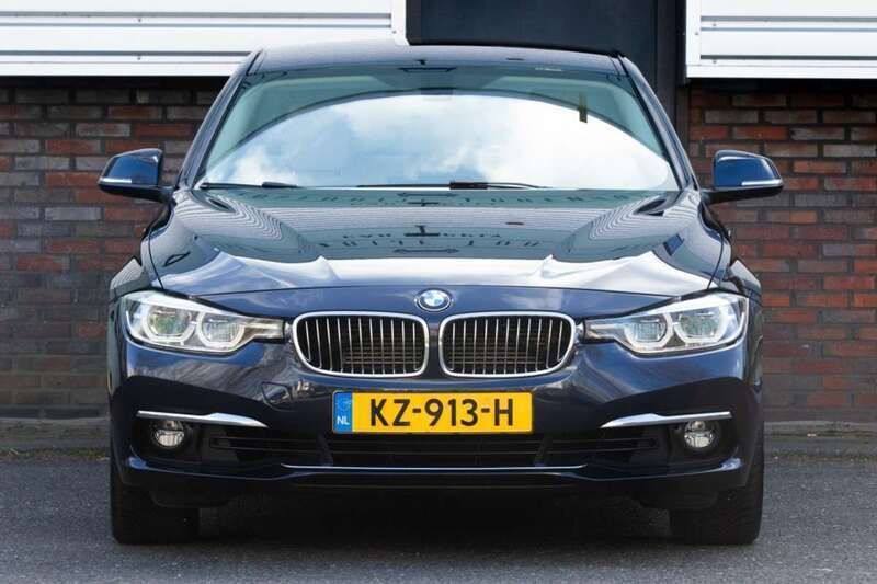 Blauw, metallic lak Gebruikt 2016 BMW 330e Sedan | € 14.900 (Goede deal) - Afbeelding 1/4