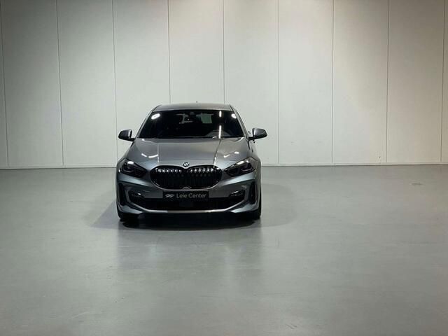 Grijs Gebruikt 2023 BMW 114 M Sport Hatchback | € 28.950 - Afbeelding 1/4