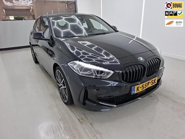Zwart (metallic) Gebruikt 2021 BMW 118 Executive Hatchback | € 18.999 (Eerlijke prijs) - Afbeelding 1/4