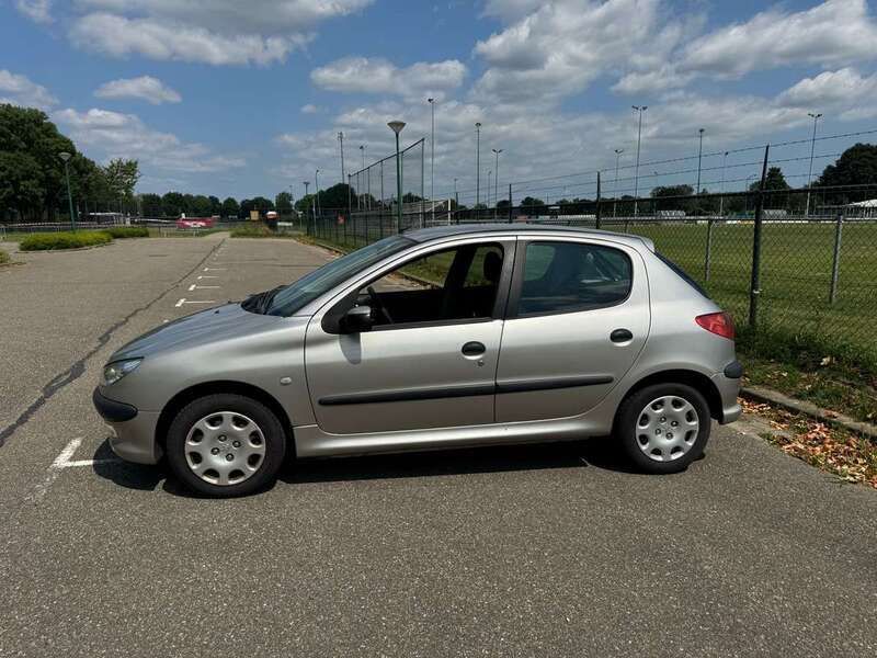Grijs Gebruikt 2004 Peugeot 206 Hatchback | € 2.650 (Eerlijke prijs) - Afbeelding 1/4