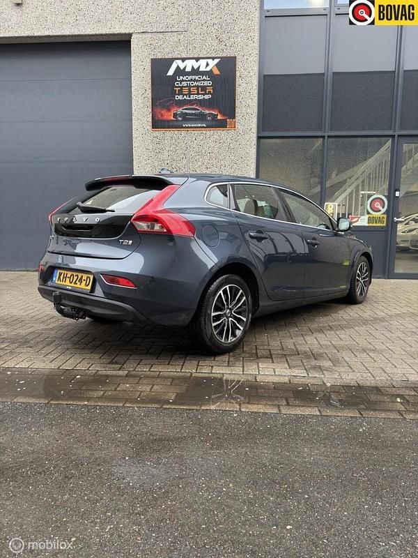 Blauw Occasion 2016 Volvo V40 Inscription Hatchback | € 9.999 (Super prijs) - Afbeelding 1/4