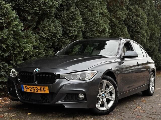 Grijs Gebruikt 2012 BMW 335 Executive Sedan | € 18.850 (Eerlijke prijs) - Afbeelding 1/4