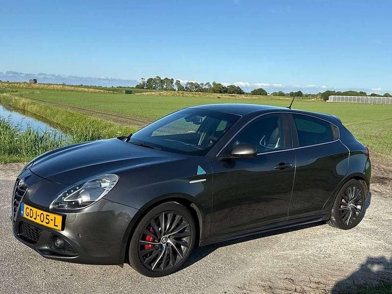 Grijs Gebruikt 2014 Alfa Romeo Giulietta Hatchback | € 20.500 (Iets duurder) - Afbeelding 1/4