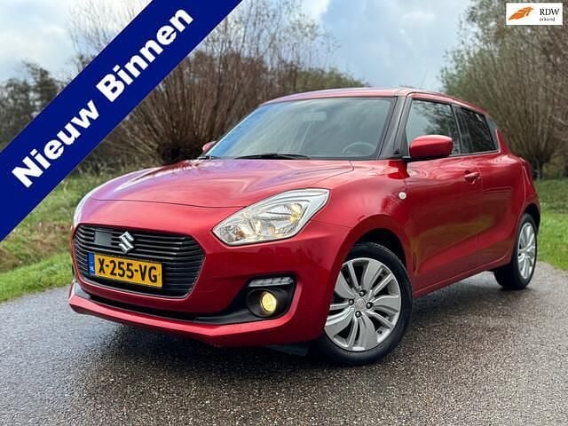 Rood Gebruikt 2018 Suzuki Swift Hatchback | € 12.950 (Goede deal) - Afbeelding 1/4