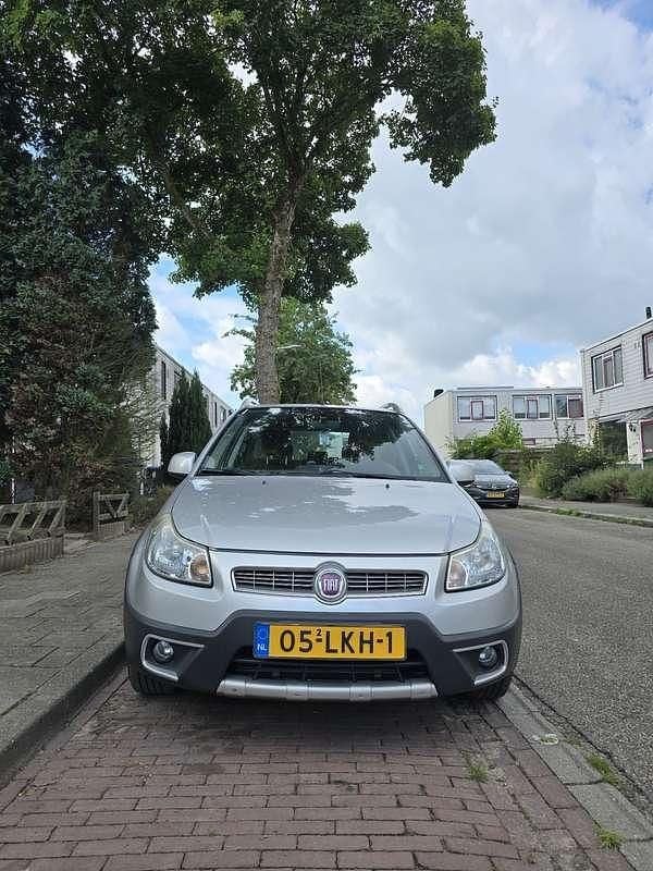 Zilver Gebruikt 2010 Fiat Sedici Emotion SUV | € 6.150 (Eerlijke prijs) - Afbeelding 1/4