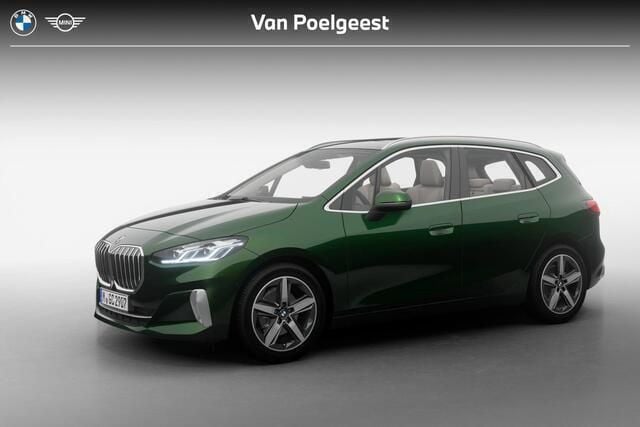 Sanremo grun metallic (groen metallic) Nieuw 2025 BMW 218 Luxury Line Stationwagen | € 57.565 (Eerlijke prijs) - Afbeelding 1/4