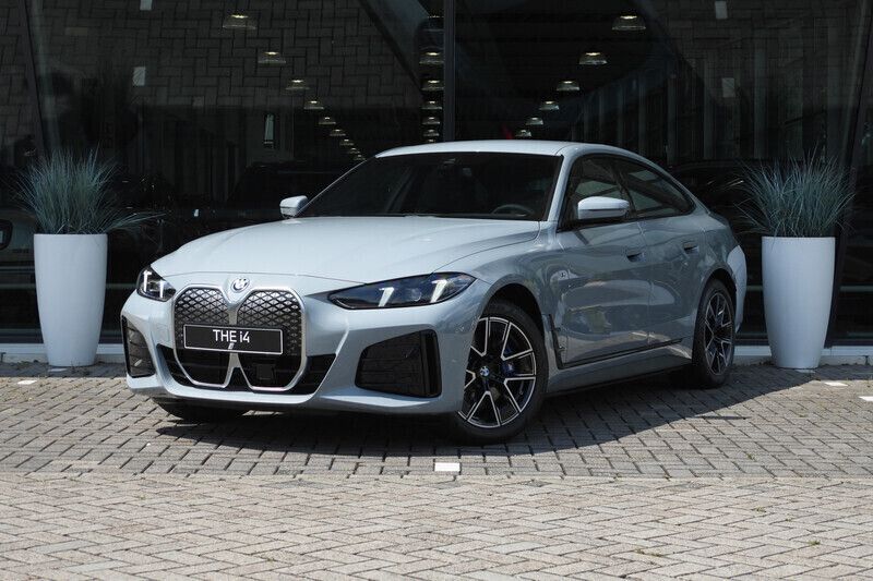 Brooklyn grau Nieuw 2024 BMW i4 M Sport Sedan | € 68.511 (Goede deal) - Afbeelding 1/4