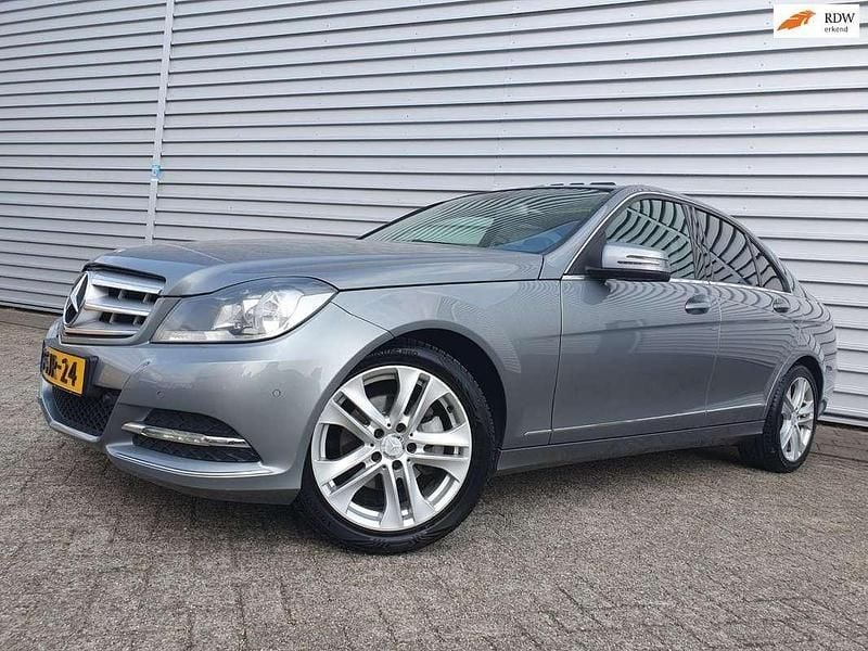 Grijs, metallic lak Gebruikt 2013 Mercedes C180 Avantgarde Sedan | € 11.999 (Goede deal) - Afbeelding 1/4