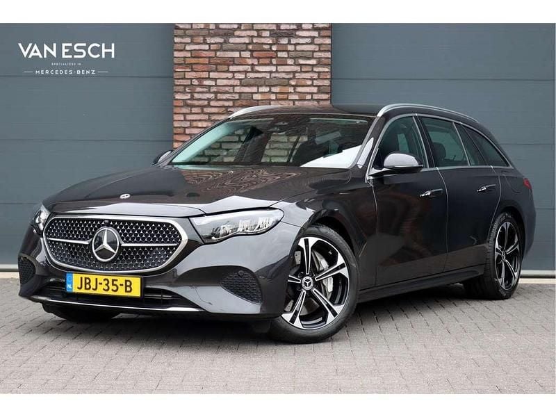 Grijs, metallic lak Gebruikt 2024 Mercedes E300 Luxury Stationwagen | € 54.500 (Eerlijke prijs) - Afbeelding 1/4