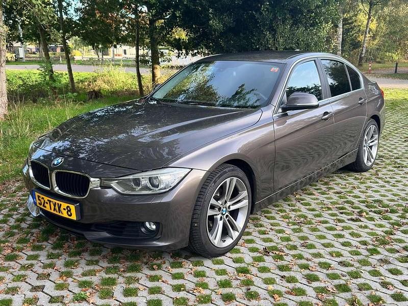 Bruin Gebruikt 2012 BMW 320 Executive Sedan | € 9.950 (Goede deal) - Afbeelding 1/4